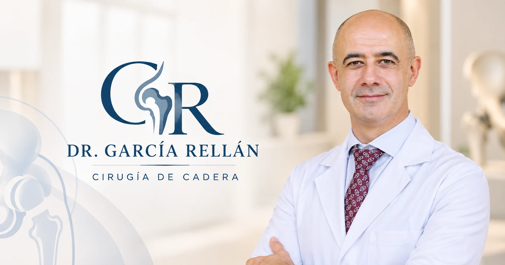 Dr. García Rellán, especialista en cirugía de cadera en Valencia, con bata blanca, junto al logotipo de su consulta